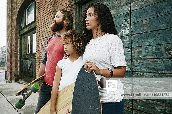 Familie hält Skateboards im Freien