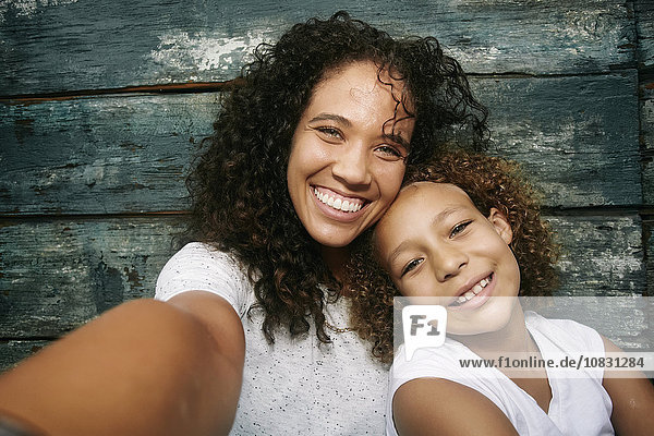 Gemischte Rasse Mutter und Tochter nehmen Selfie