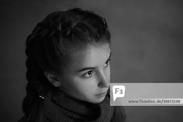 Seriöses kaukasisches Mädchen im Teenageralter