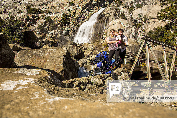 Kaukasische Familie lächelnd im Yosemite National Park  Kalifornien  Vereinigte Staaten