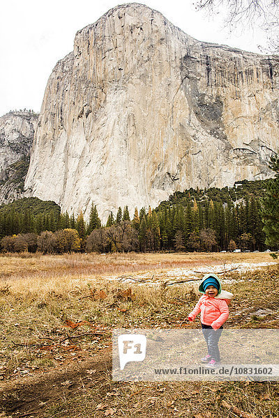 Kaukasisches kleines Mädchen beim Spaziergang im Yosemite-Nationalpark  Kalifornien  Vereinigte Staaten