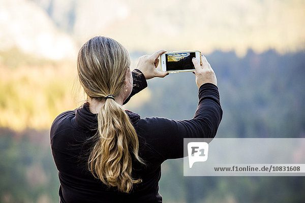 Weiße Frau beim Fotografieren des Yosemite-Nationalparks  Kalifornien  Vereinigte Staaten