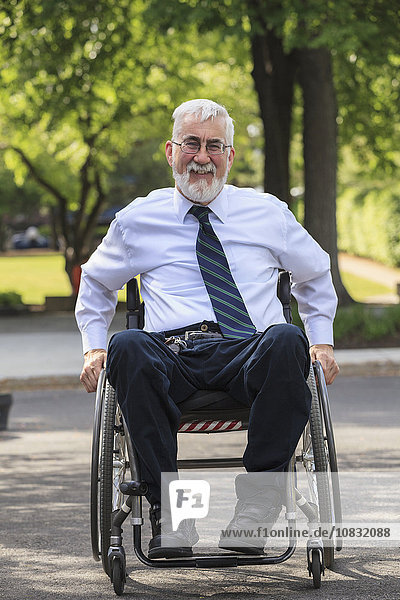Kaukasischer Geschäftsmann im Rollstuhl im Freien