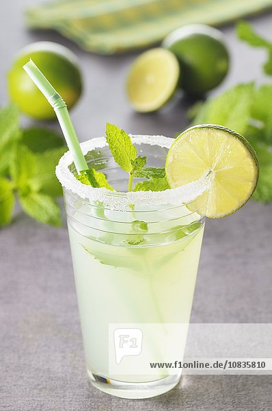Mojito (Cocktail mit Rum  Limettensaft und Pfefferminze)