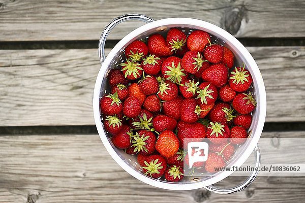 Frische Erdbeeren im Küchensieb (Draufsicht)