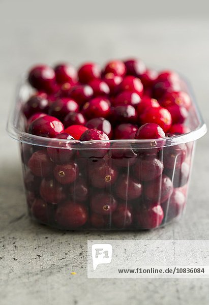 Viele Cranberries in einer Plastikschale