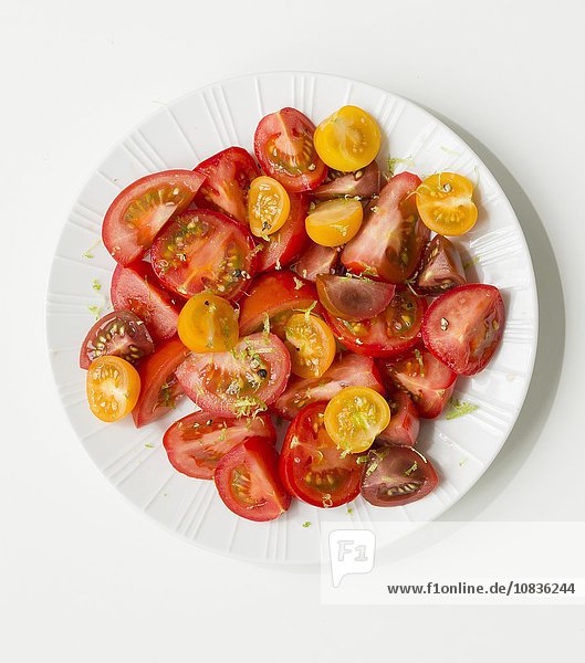 Tomatensalat mit gelben und roten Tomaten