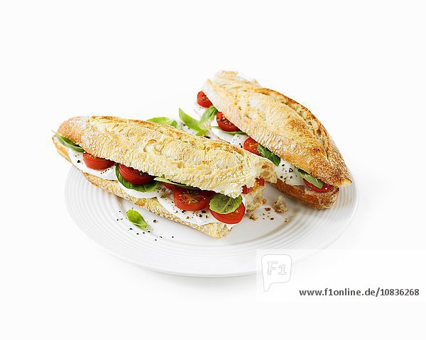 Baguettesandwich mit Mozzarella  Tomaten und Basilikum