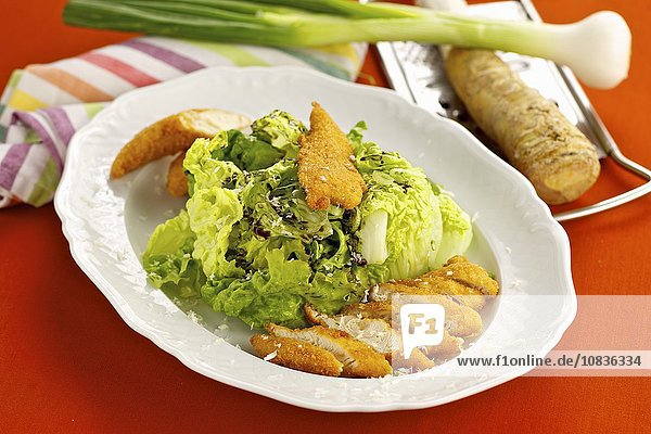 Gebackene Hühnerstreifen mit grünem Salat