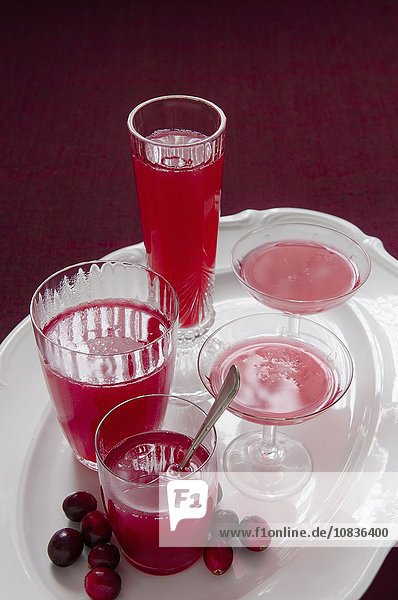 Hausgemachtes Cranberrygelee (Kisiel) in verschiedenen Gläsern