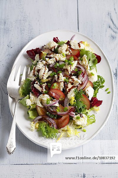 Salat mit Pflaumen  Mozzarella  roten Zwiebeln und Balsamico-Dressing