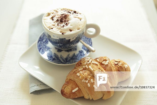 Cappuccino und Mandel-Croissant