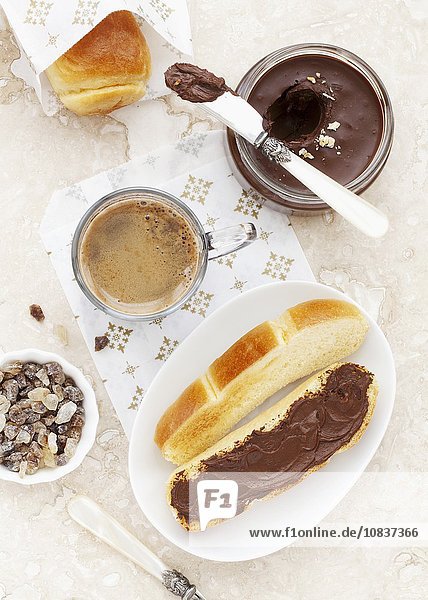 Getoastete Briochescheiben mit Schokoladencreme zum Kaffee