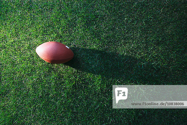 American Football Ball auf Gras