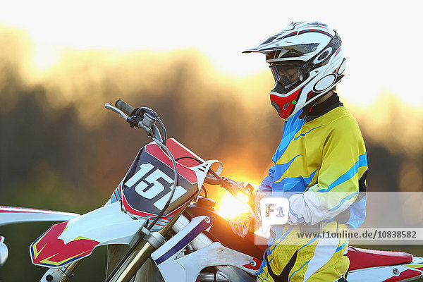 Motocross-Fahrer auf unbefestigter Strecke