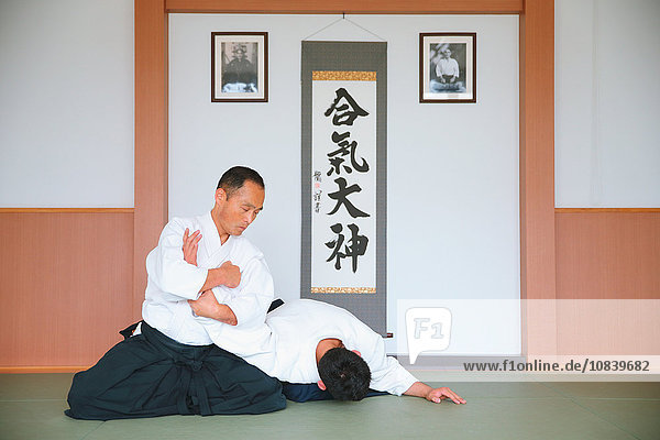 Japanische Aikidomeister beim Üben