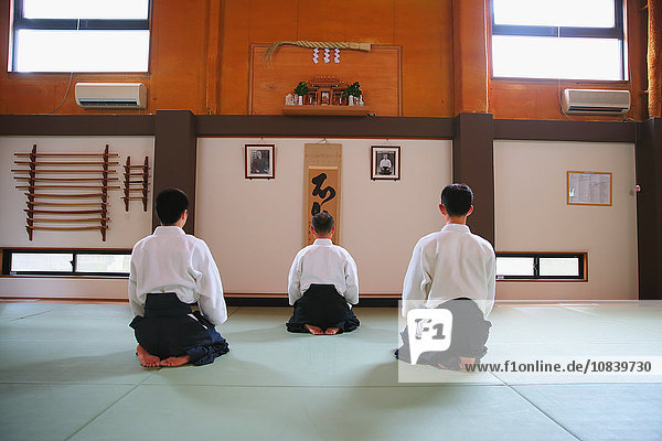 Japanische Aikido-Meister bei der Vorbereitung auf das Training