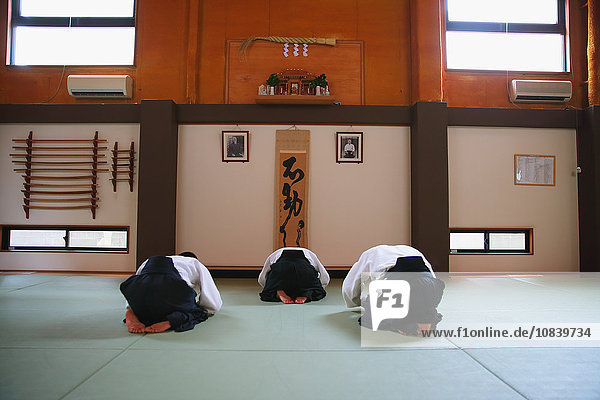 Japanische Aikido-Meister bei der Vorbereitung auf das Training