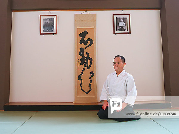 Japanischer Aikidomeister im Dojo