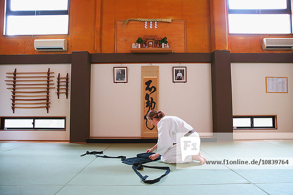 Kaukasischer Aikido-Schüler im Dojo