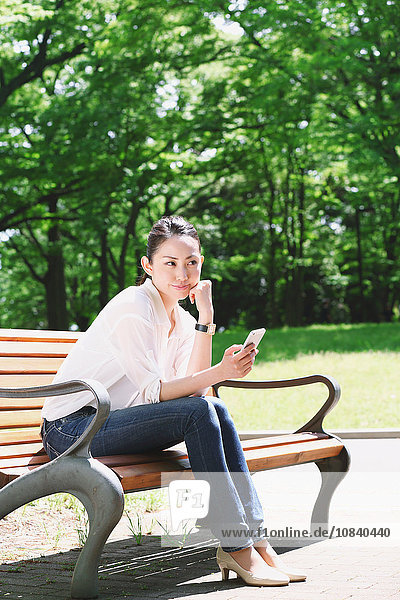 Japanische attraktive Frau in einem Stadtpark