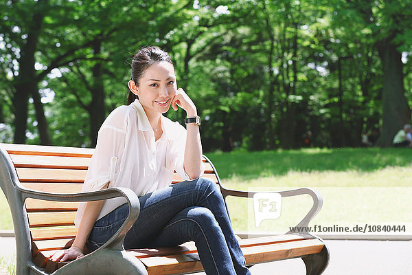 Japanische attraktive Frau in einem Stadtpark