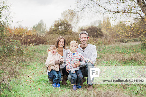 Portrait lächelnde Familie im ländlichen Park