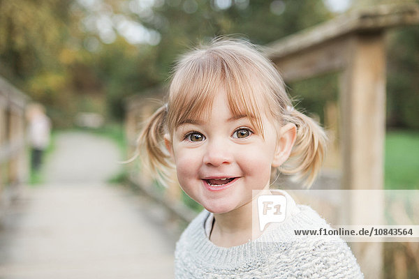 Portrait lächelndes Kleinkind Mädchen mit Zöpfen