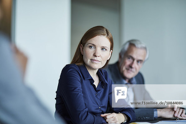 Aufmerksame Geschäftsfrau beim Zuhören im Meeting