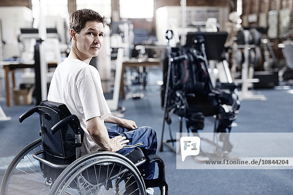 Mann im Rollstuhl wartet auf Physiotherapie