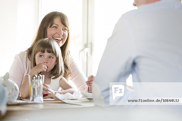 Familie am Kaffeetisch
