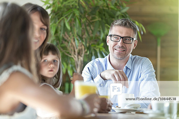Familiengespräche bei Tisch