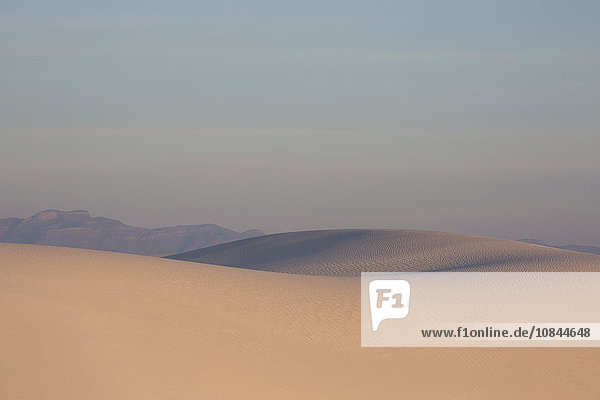 Sonnenuntergang über ruhiger Sanddüne  White Sands  New Mexico  USA