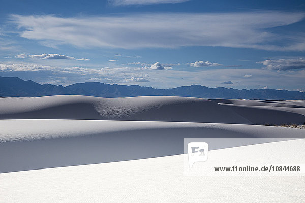 Ruhige weiße Sanddünen und Berge  White Sands  New Mexico  USA