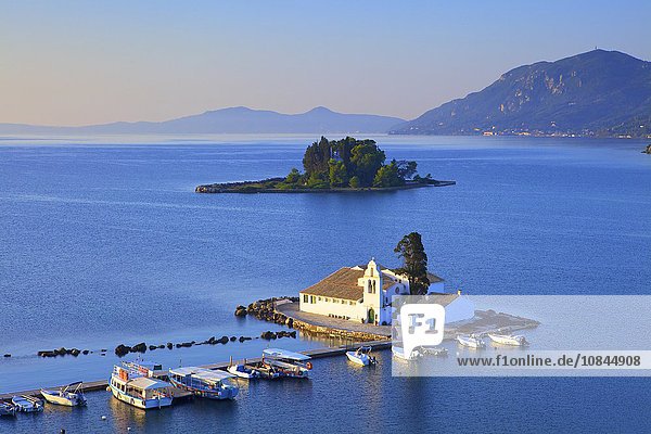 Blick auf das Vlacherna-Kloster und die Pantokrator-Kirche auf der Mausinsel  Kanoni  Korfu  Ionische Inseln  Griechische Inseln  Griechenland  Europa