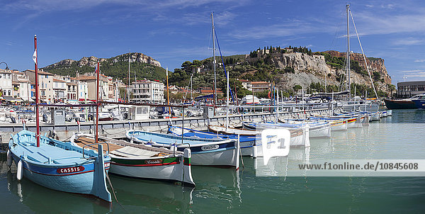 Fischerboote im Hafen  Schloss im Hintergrund  Cassis  Provence  Provence-Alpes-Cote d'Azur  Südfrankreich  Frankreich  Mittelmeer  Europa