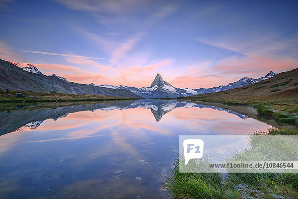 Das Matterhorn spiegelt sich im Stellisee in der Morgendämmerung  Zermatt  Kanton Wallis  Penninische Alpen  Schweizer Alpen  Schweiz  Europa
