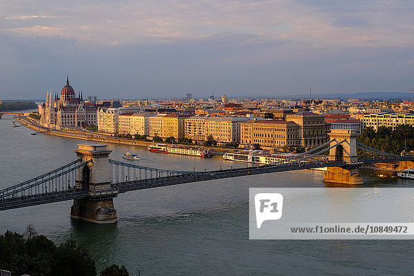 Blick auf Pest  die Donau und die Kettenbrücke (Szechenyi hid)  von der Budaer Burg aus  Budapest  Ungarn  Europa