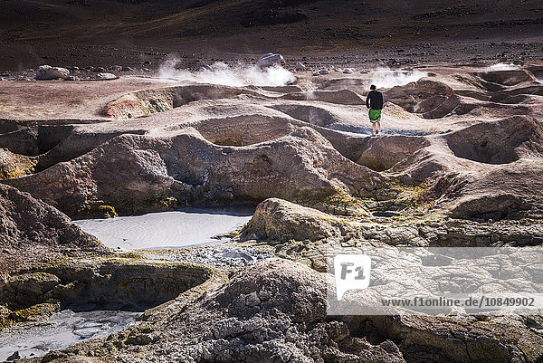 Tourist im geothermischen Becken von Sol de Manana  Altiplano von Bolivien  Südamerika