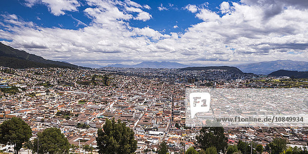 Stadt Quito mit dem historischen Zentrum der Altstadt von Quito im Vordergrund  gesehen vom El Panecillo Hügel  Quito  Ecuador  Südamerika