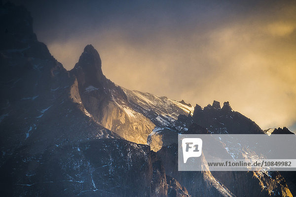 Sonnenaufgang im Paine-Massiv (Cordillera Paine)  dem ikonischen Gebirge im Torres del Paine-Nationalpark  Patagonien  Chile  Südamerika