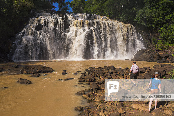 Menschen am Wasserfall  der einen Nebenfluss mit dem Rio Parana (Parana-Fluss) verbindet  in der Nähe von Puerto Iguazu  Provinz Misiones  Argentinien  Südamerika