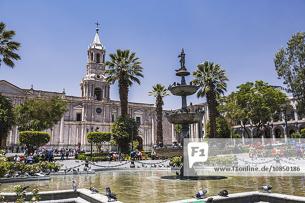 Brunnen auf der Plaza de Armas und Basilika-Kathedrale von Arequipa  UNESCO-Weltkulturerbe  Arequipa  Peru  Südamerika