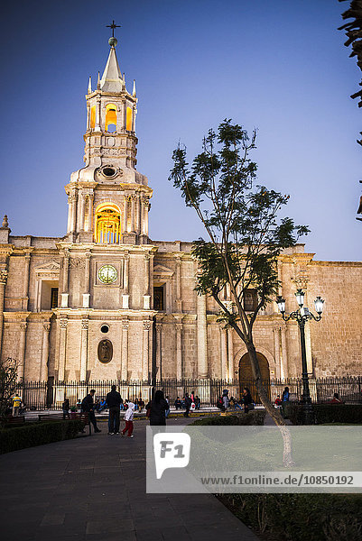 Nacht in der Kathedrale von Arequipa (Basilica Catedral)  Plaza de Armas  UNESCO-Weltkulturerbe  Arequipa  Peru  Südamerika