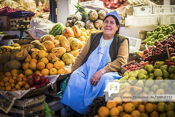 Porträt eines Obst- und Gemüsehändlers  Campesino-Markt (Mercado Campesino)  Sucre  Bolivien  Südamerika