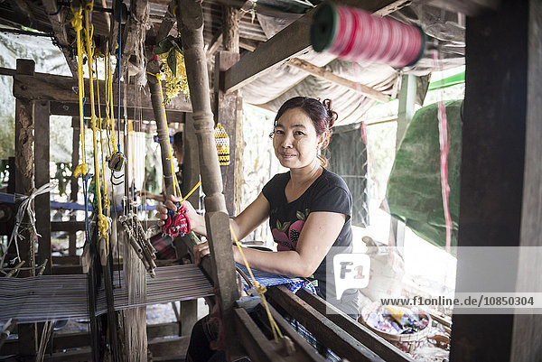 Weben in Twante  auf der anderen Seite des Flusses von Yangon  Myanmar (Burma)  Asien