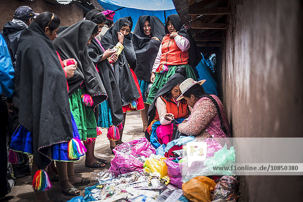 Traditionelle peruanische Quechua-Frauen auf dem Taquile-Markt auf der Insel Taquile  Titicacasee  Peru  Südamerika