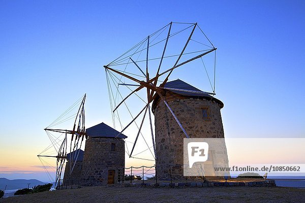 Beleuchtete Windmühlen von Chora  Patmos  Dodekanes  Griechische Inseln  Griechenland  Europa