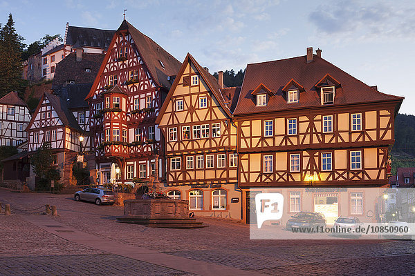 Marktplatz mit Fachwerkhäusern und Mildenburg  Altstadt von Miltenberg  Franken  Bayern  Deutschland  Europa