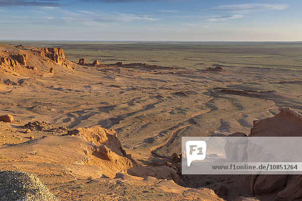 Sonnenaufgang  Flaming Cliffs  Gebiet mit Dinosaurierknochen und Eierfossilien  Gurvan Saikhan National Park  Bayanzag  Wüste Gobi  Mongolei  Zentralasien  Asien